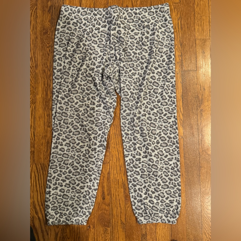 Michael Lauren Nate Crop sweatpants in leopard heather
Size Large